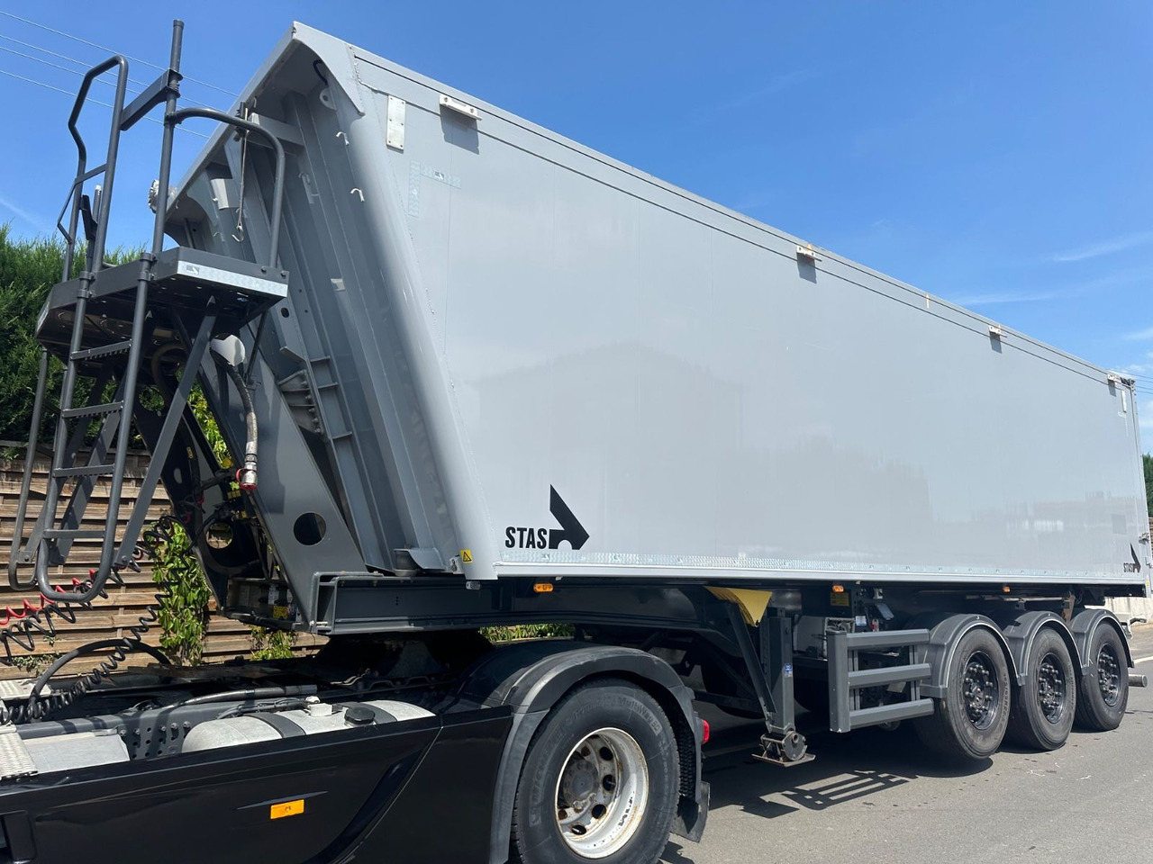 Stas S300CX/AgroSTAR/49m³/2x Lift/ Alu - Félpótkocsi billenőplatós: 2 kép. Stas S300CX/AgroSTAR/49m³/2x Lift/ Alu - Félpótkocsi billenőplatós: 2 kép.