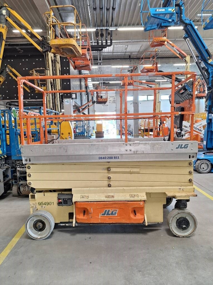 JLG 2646 ES - Ollós emelő: 2 kép. JLG 2646 ES - Ollós emelő: 2 kép.