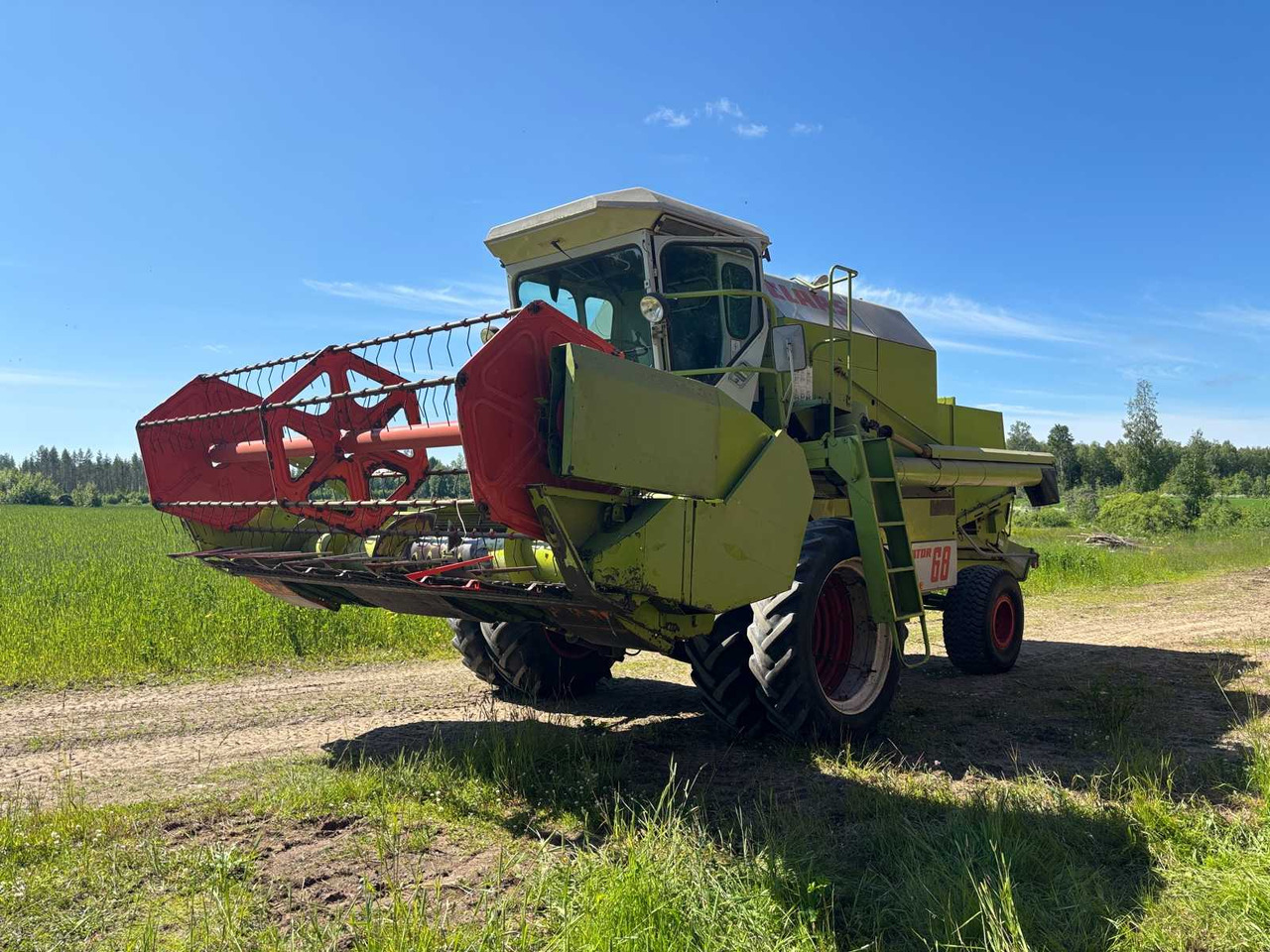 Combine harvester Claas Dominator 68 - Kombájn: 1 kép. Combine harvester Claas Dominator 68 - Kombájn: 1 kép.
