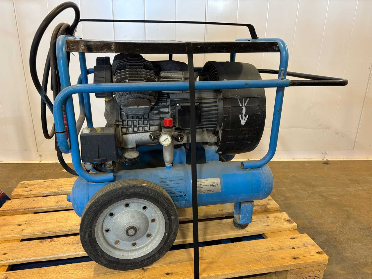 Compressor Mec-Air VKM592 3.0 kW - Légkompresszor: 1 kép. Compressor Mec-Air VKM592 3.0 kW - Légkompresszor: 1 kép.