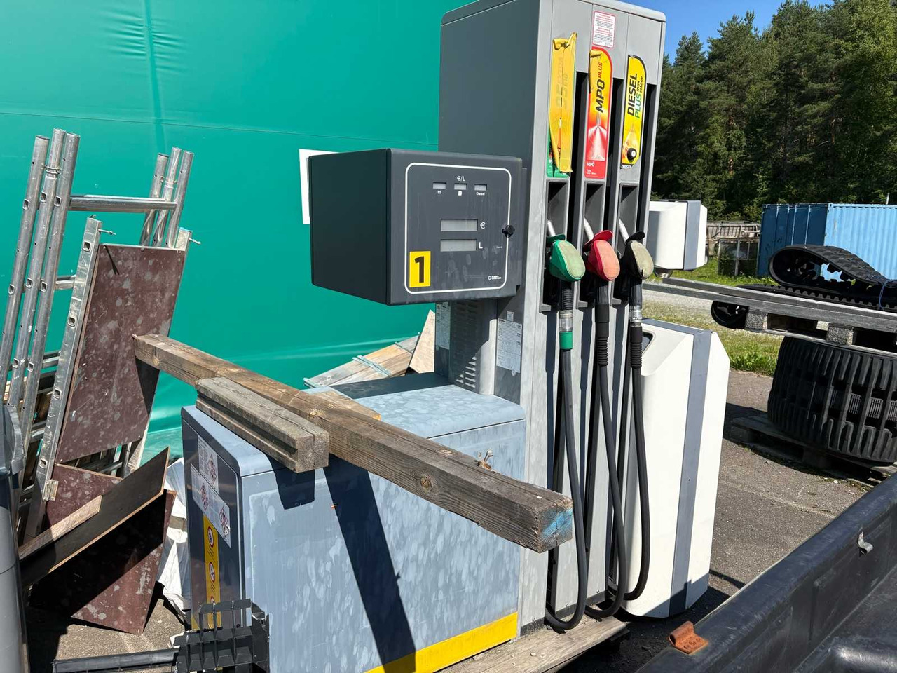 Fuel station SK700-2 - Autószerviz berendezés: 3 kép. Fuel station SK700-2 - Autószerviz berendezés: 3 kép.