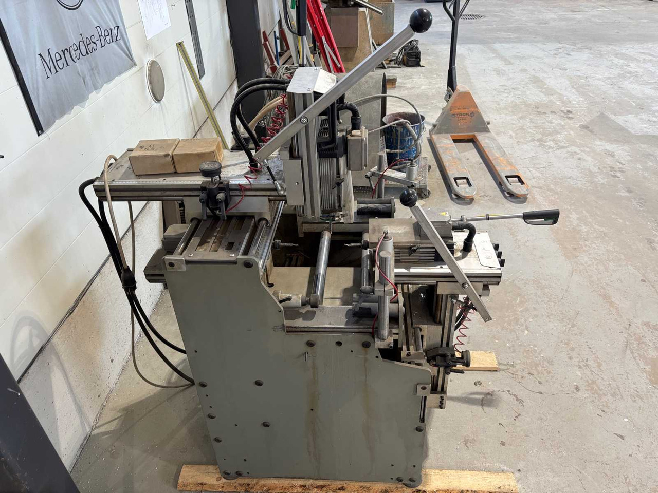 Three-spindle copy milling cutter P macchine s.r.l 03P - Marógép: 5 kép. Three-spindle copy milling cutter P macchine s.r.l 03P - Marógép: 5 kép.