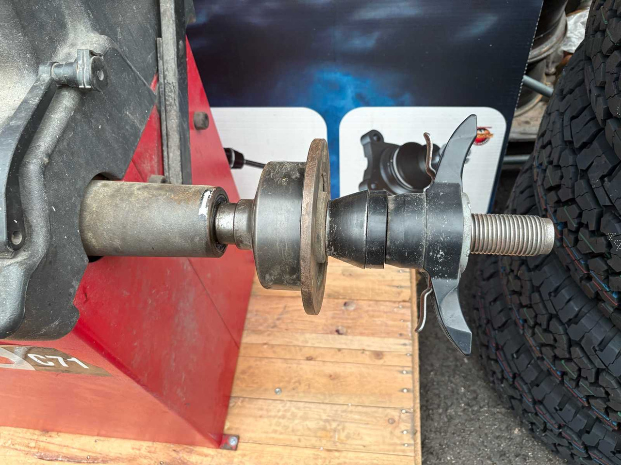 Tire Balancing Machine CEMB C71 - Garázs felszerelés: 4 kép. Tire Balancing Machine CEMB C71 - Garázs felszerelés: 4 kép.