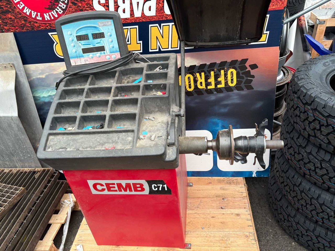 Tire Balancing Machine CEMB C71 - Garázs felszerelés: 1 kép. Tire Balancing Machine CEMB C71 - Garázs felszerelés: 1 kép.