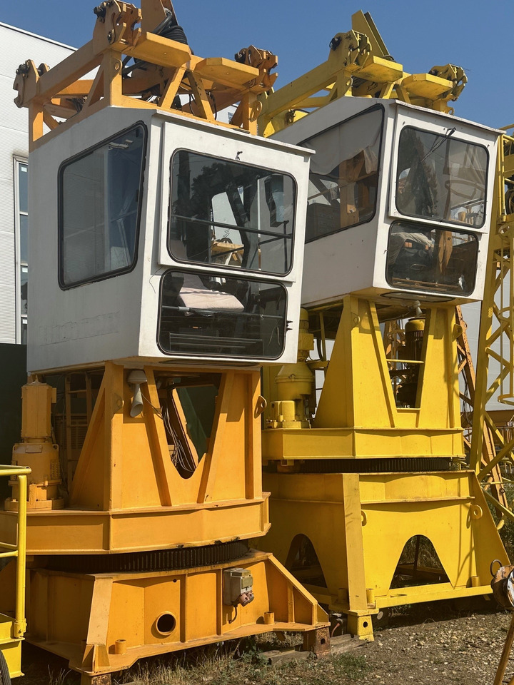 LIEBHERR 30 LC with chassis - Toronydaru: 1 kép. LIEBHERR 30 LC with chassis - Toronydaru: 1 kép.