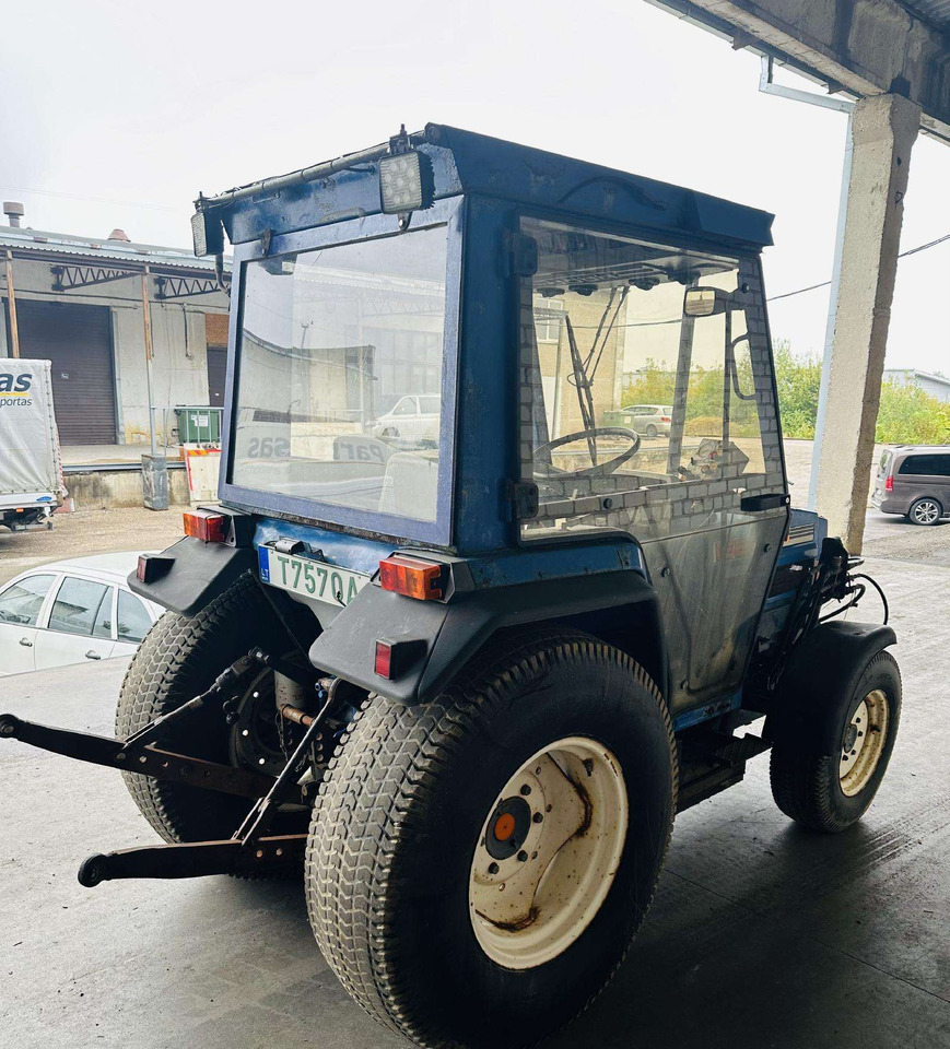 Iseki 530 - Traktor: 4 kép. Iseki 530 - Traktor: 4 kép.
