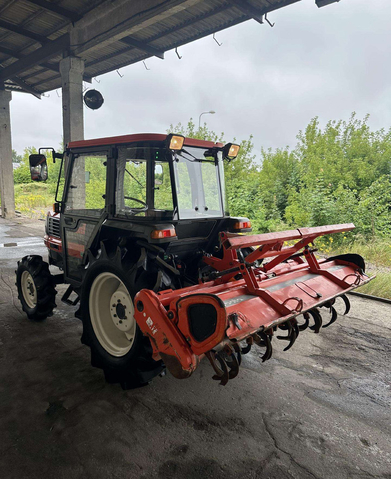 Kubota 320 - Traktor: 5 kép. Kubota 320 - Traktor: 5 kép.