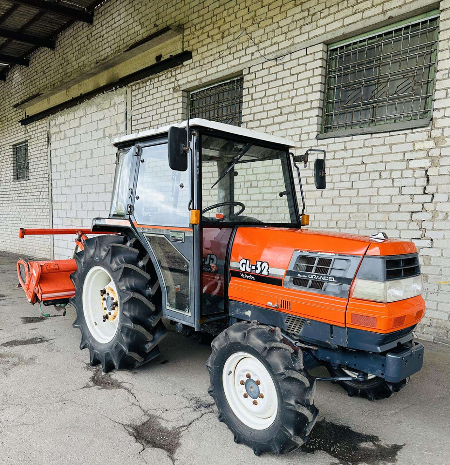 Kubota GL32 - Traktor: 2 kép. Kubota GL32 - Traktor: 2 kép.
