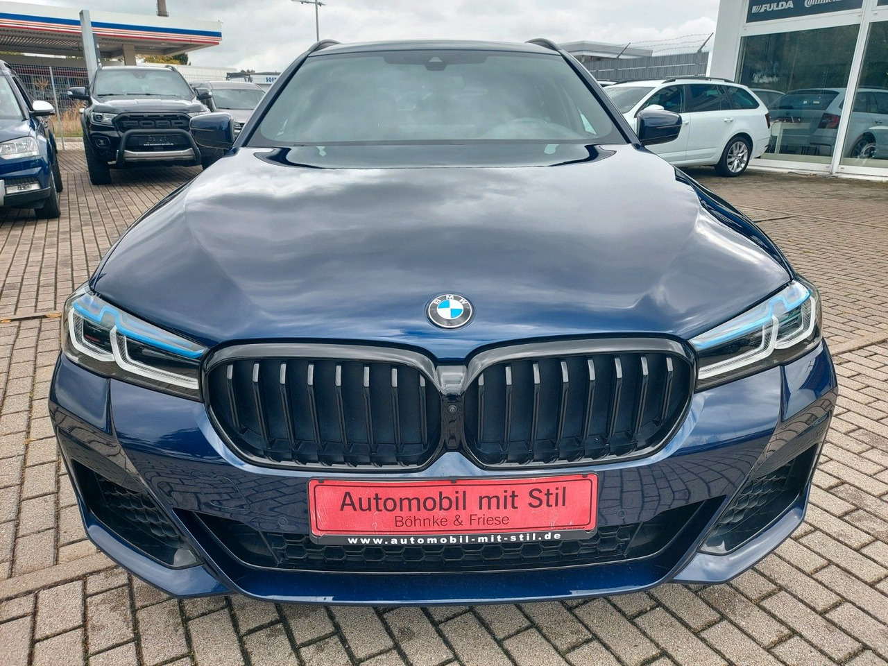 BMW 520 Touring d xDrive M Sport Pro H&K Standheiz - Kombi: 3 kép. BMW 520 Touring d xDrive M Sport Pro H&K Standheiz - Kombi: 3 kép.