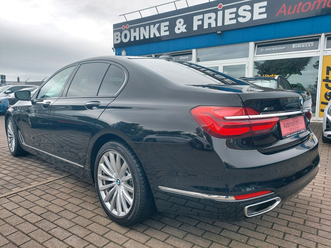 BMW 740 Baureihe 7 Lim 740 d xDrive Glasdach ACC - Szedán: 4 kép. BMW 740 Baureihe 7 Lim 740 d xDrive Glasdach ACC - Szedán: 4 kép.