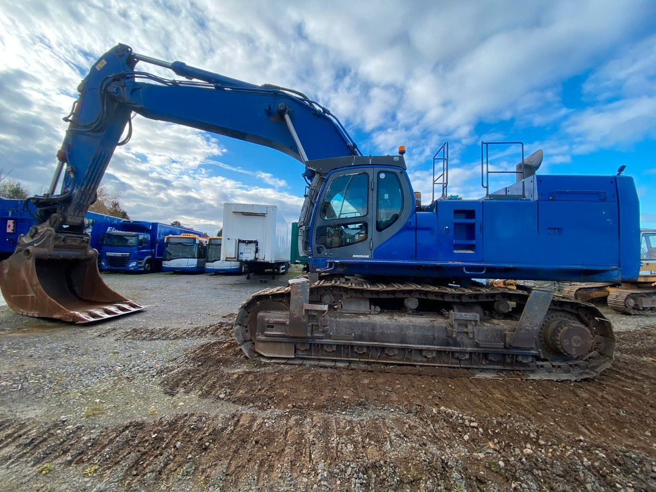 Doosan DX700 LC LO BIG Develon Kettenbagger TL + OQ120 - Lánctalpas kotró: 1 kép. Doosan DX700 LC LO BIG Develon Kettenbagger TL + OQ120 - Lánctalpas kotró: 1 kép.