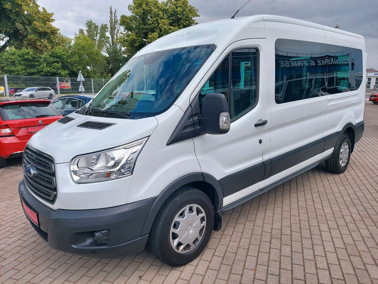 Ford Transit Kombi 350 L3 hoch Trend Rollstuhl Lift - Kisbusz: 2 kép. Ford Transit Kombi 350 L3 hoch Trend Rollstuhl Lift - Kisbusz: 2 kép.