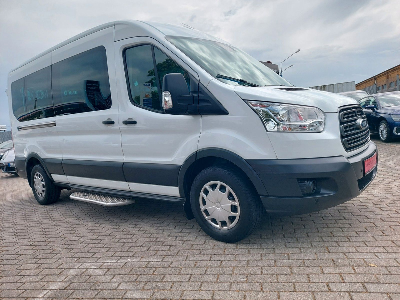 Ford Transit Kombi 350 L3 hoch Trend Rollstuhl Lift - Kisbusz: 4 kép. Ford Transit Kombi 350 L3 hoch Trend Rollstuhl Lift - Kisbusz: 4 kép.