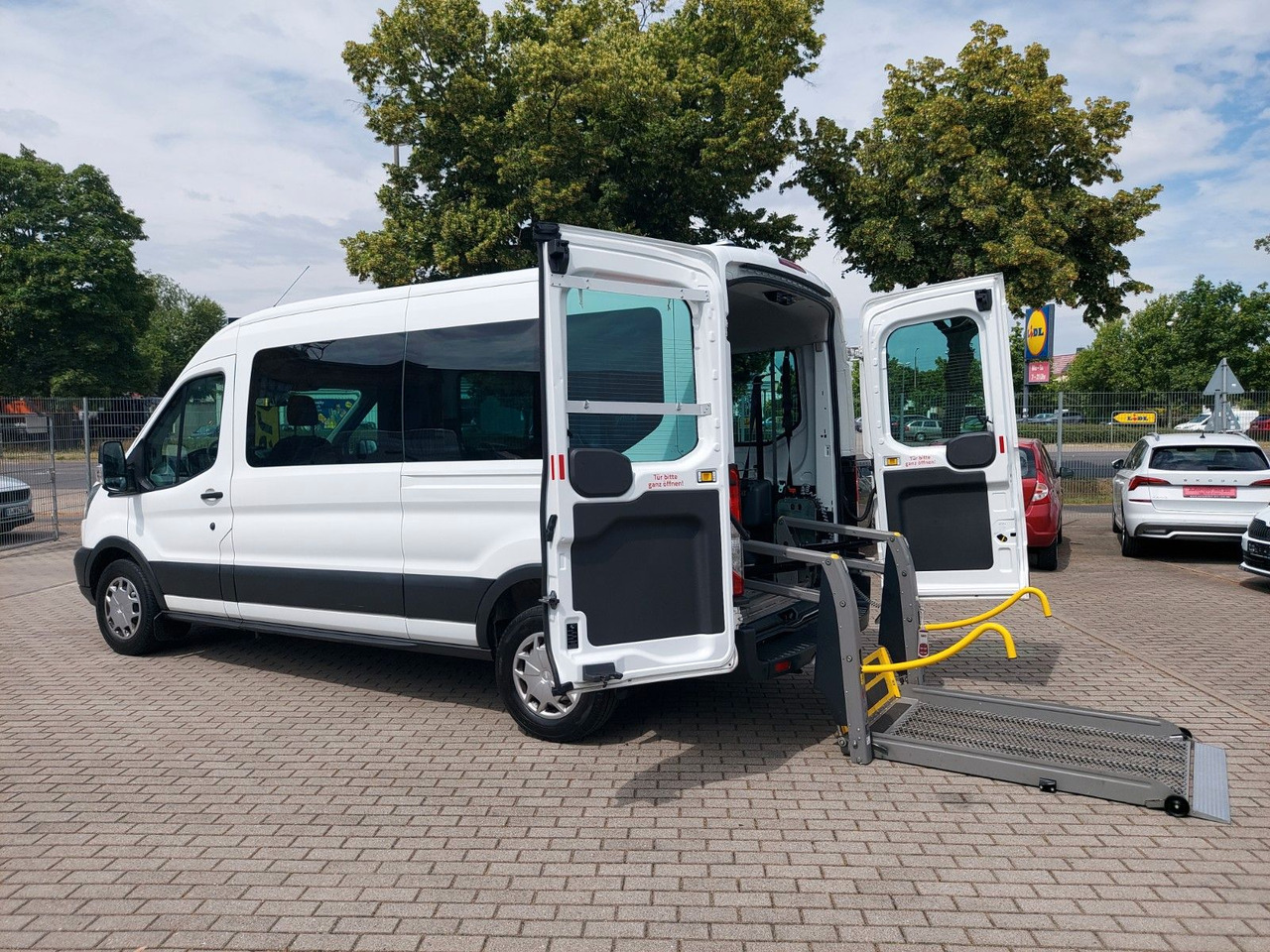 Ford Transit Kombi 350 L3 hoch Trend Rollstuhl Lift - Kisbusz: 1 kép. Ford Transit Kombi 350 L3 hoch Trend Rollstuhl Lift - Kisbusz: 1 kép.