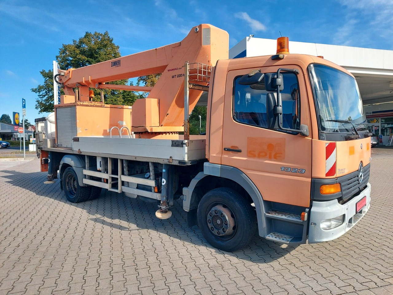 Mercedes-Benz ATEGO 1323 HUBSTEIGER WUMAG WT220H - Emelőkosaras teherautó: 3 kép. Mercedes-Benz ATEGO 1323 HUBSTEIGER WUMAG WT220H - Emelőkosaras teherautó: 3 kép.