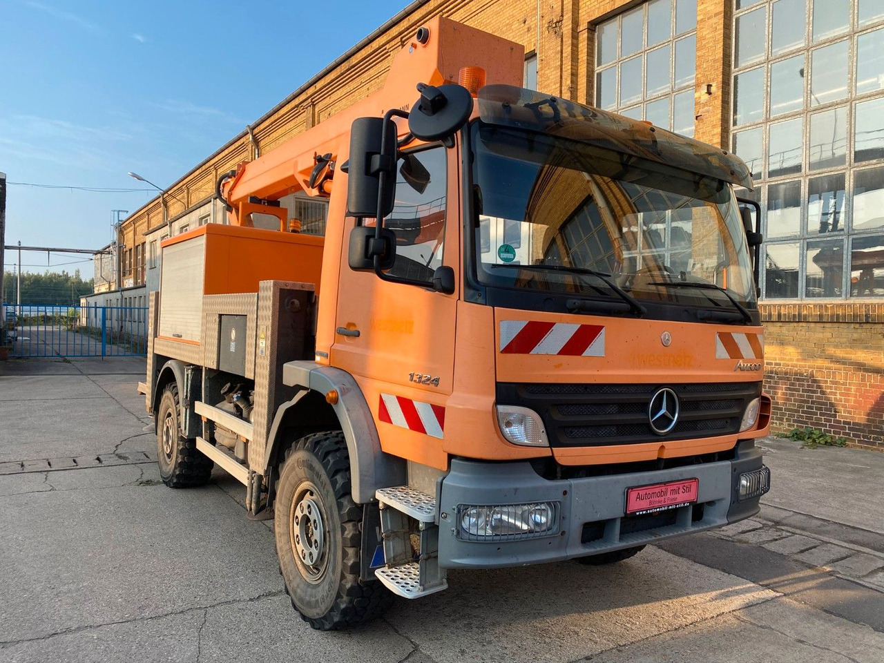 Mercedes-Benz ATEGO 4X4 1324 Hub Steiger Ruthmann T220 - Emelőkosaras teherautó: 2 kép. Mercedes-Benz ATEGO 4X4 1324 Hub Steiger Ruthmann T220 - Emelőkosaras teherautó: 2 kép.