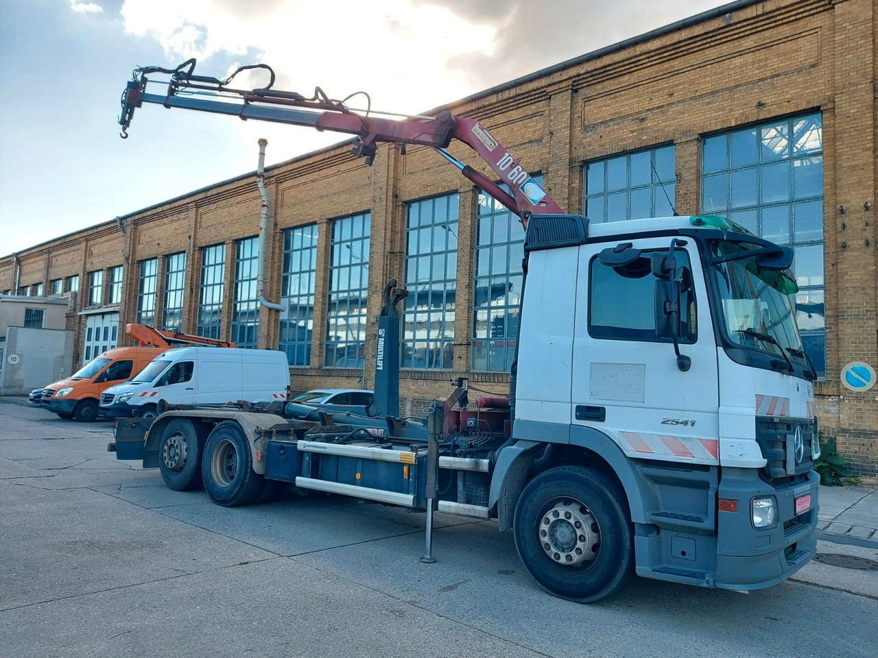Mercedes-Benz Actros 6-Zyl. 2541 HMF KRAN ABROLLKIPPER - Horgos rakodó teherautó, Darus autó: 1 kép. Mercedes-Benz Actros 6-Zyl. 2541 HMF KRAN ABROLLKIPPER - Horgos rakodó teherautó, Darus autó: 1 kép.