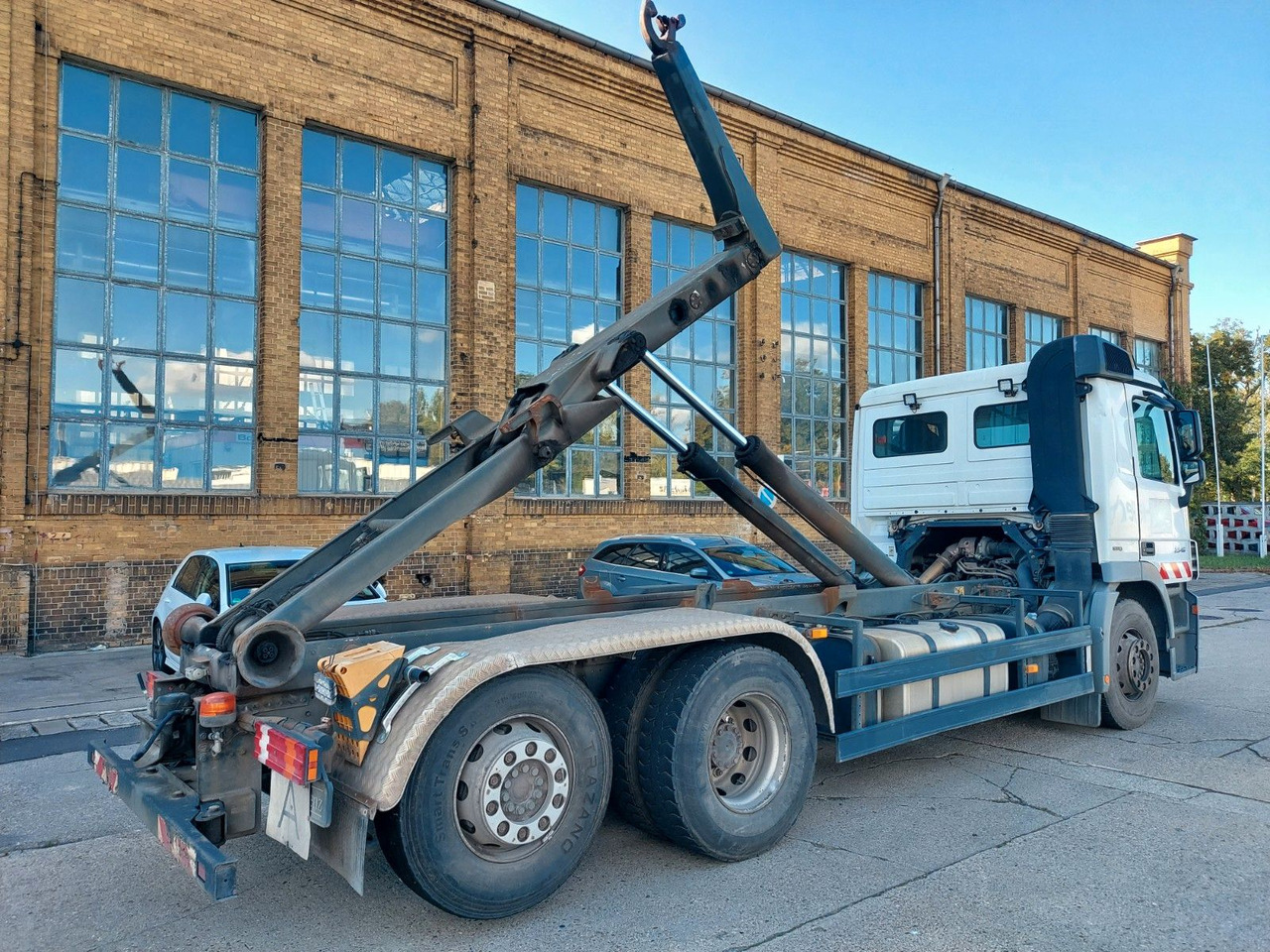 Mercedes-Benz Actros 6-Zyl. 2546 ABROLLKIPPER MEILER - Horgos rakodó teherautó: 1 kép. Mercedes-Benz Actros 6-Zyl. 2546 ABROLLKIPPER MEILER - Horgos rakodó teherautó: 1 kép.