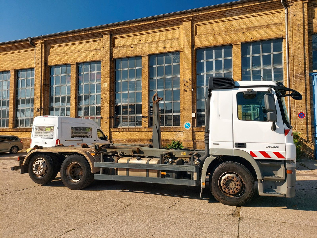 Horgos rakodó teherautó Mercedes-Benz Actros 6-Zyl. 2546 ABROLLKIPPER MEILER: 10 kép. Horgos rakodó teherautó Mercedes-Benz Actros 6-Zyl. 2546 ABROLLKIPPER MEILER: 10 kép.