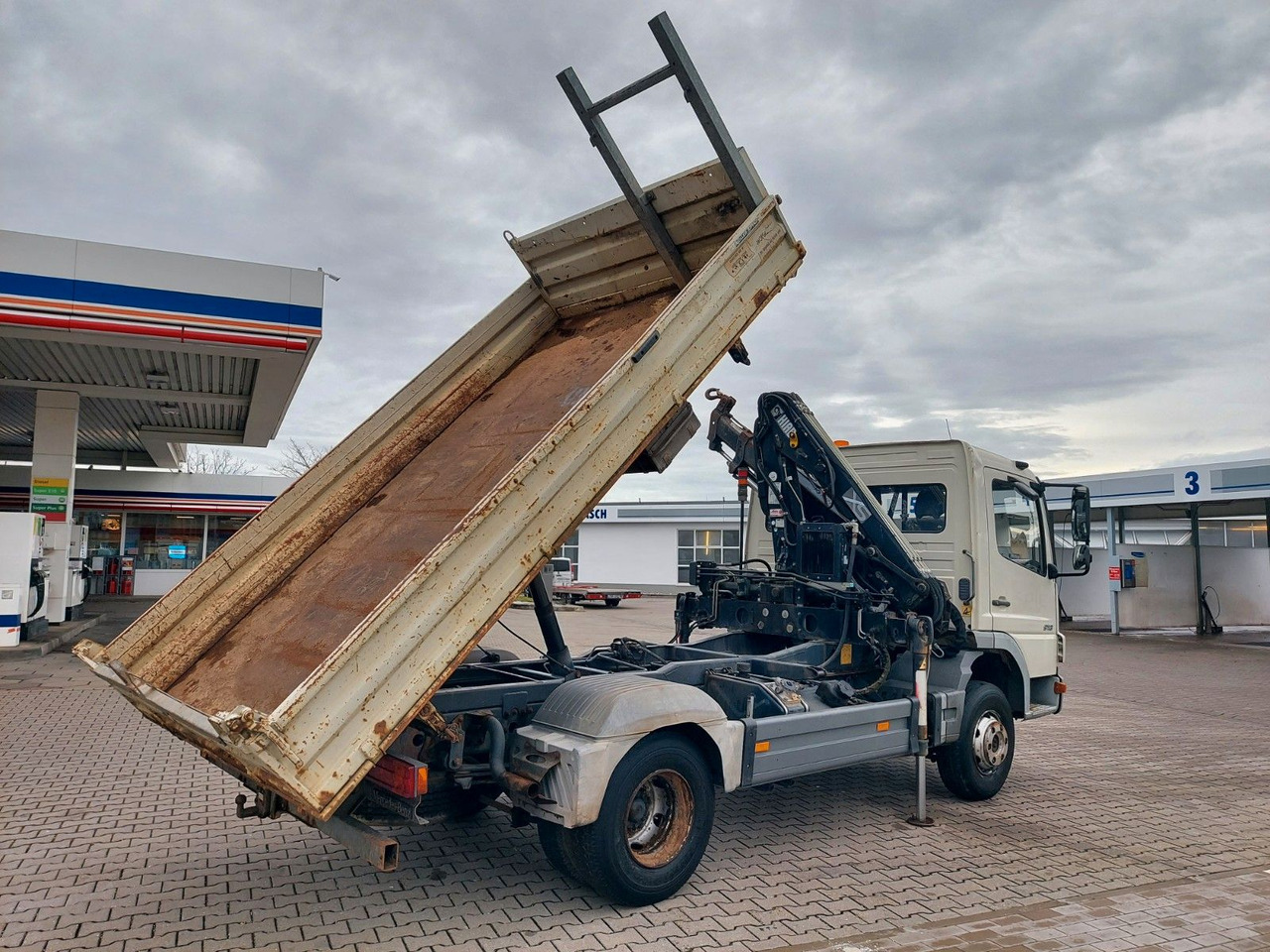 Mercedes-Benz Atego 2 4-Zyl. 4x2 918 4x2 MEILLER HIAB066 Kran - Billenőplatós teherautó, Darus autó: 3 kép. Mercedes-Benz Atego 2 4-Zyl. 4x2 918 4x2 MEILLER HIAB066 Kran - Billenőplatós teherautó, Darus autó: 3 kép.