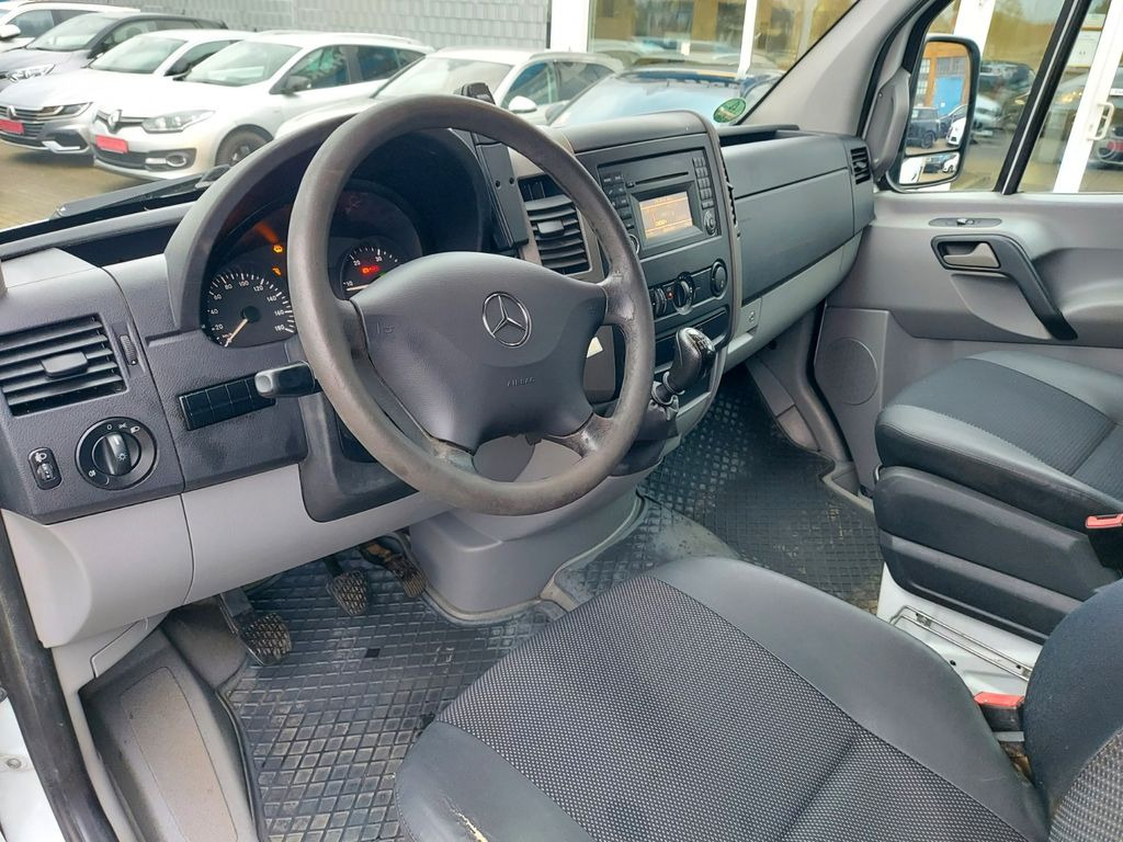 Ponyvás kisteherautó, Duplakabinos kisteherautó Mercedes-Benz Sprinter II DoKa 316 CDI 4X4 Pritsche 6 Sitze Mercedes-Benz Sprinter II DoKa 316 CDI 4X4 Pritsche 6 Sitze: 15 kép.