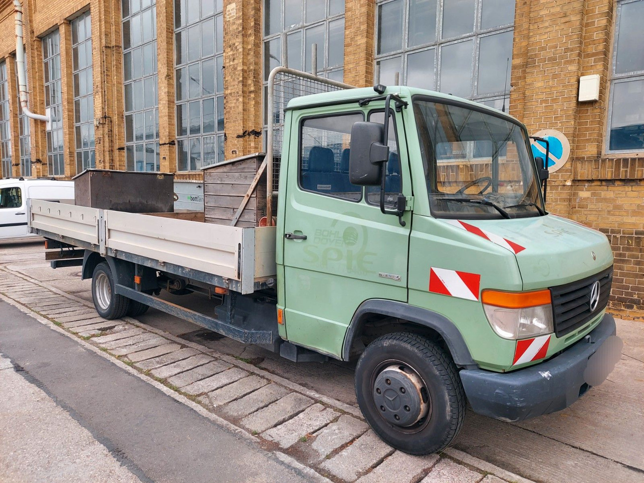Mercedes-Benz Vario 613D Pritsche lang extralang - Platós kisteherautó: 1 kép. Mercedes-Benz Vario 613D Pritsche lang extralang - Platós kisteherautó: 1 kép.