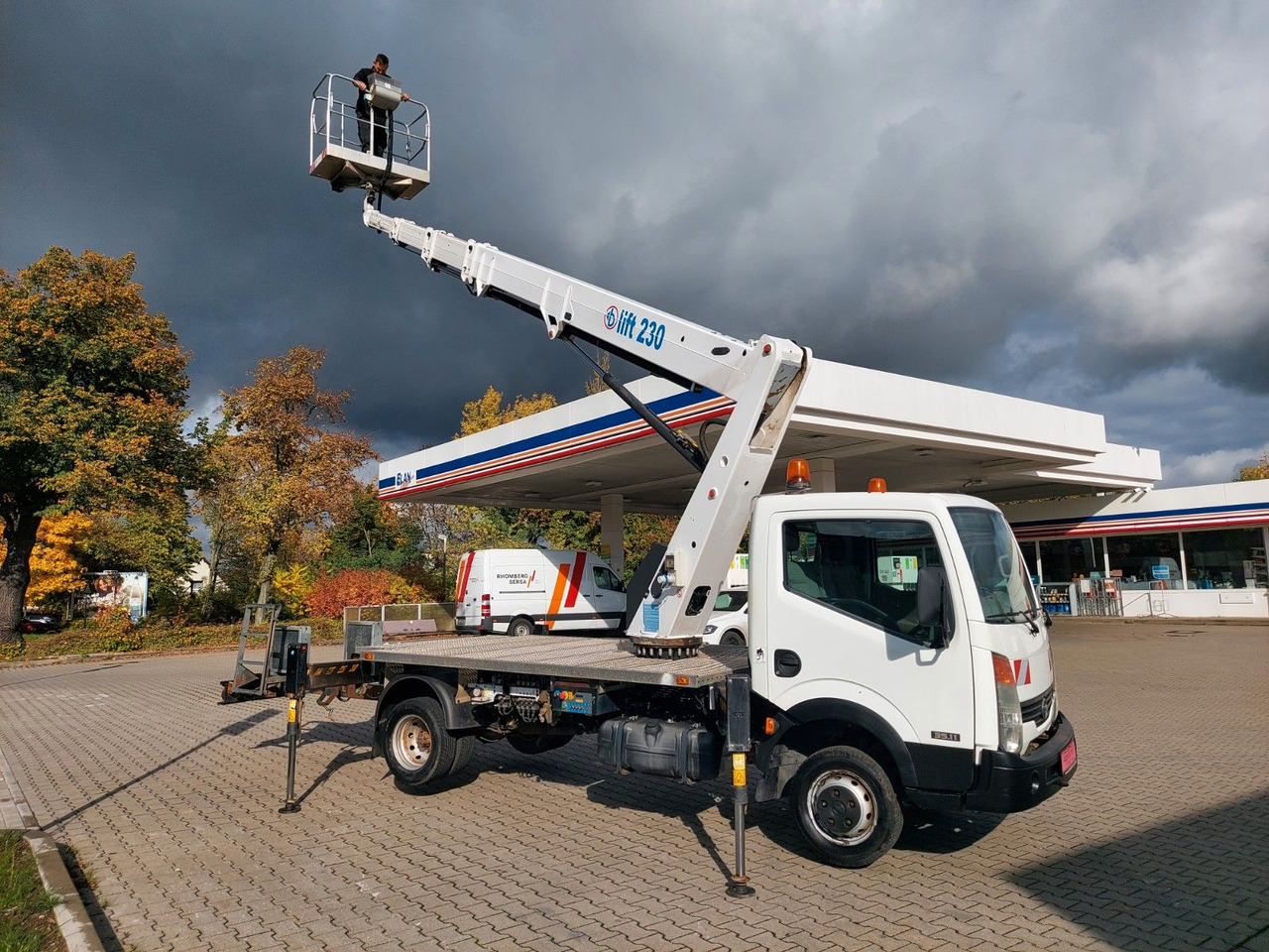 Nissan CABSTAR 35.11 HUBARBEITSBÜHNE LIFT 23 METER NEU - Emelőkosaras teherautó: 1 kép. Nissan CABSTAR 35.11 HUBARBEITSBÜHNE LIFT 23 METER NEU - Emelőkosaras teherautó: 1 kép.