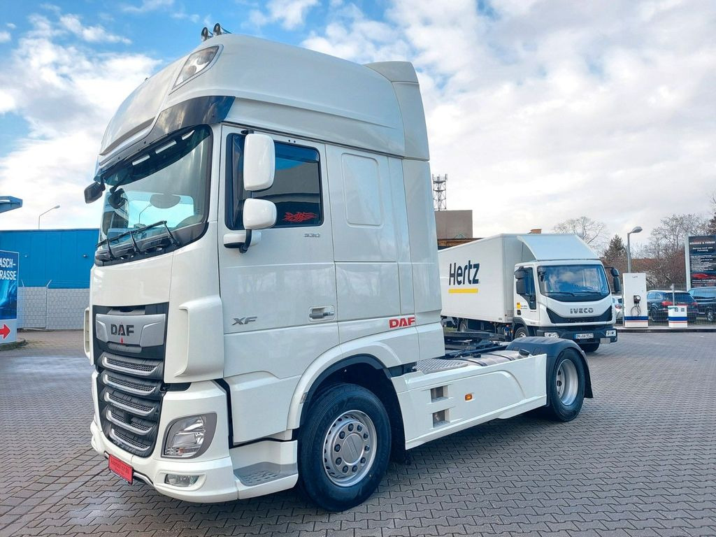DAF XF 530 FT SuperSpaceCab ACC Luftfeder Retarder - Nyergesvontató: 4 kép. DAF XF 530 FT SuperSpaceCab ACC Luftfeder Retarder - Nyergesvontató: 4 kép.
