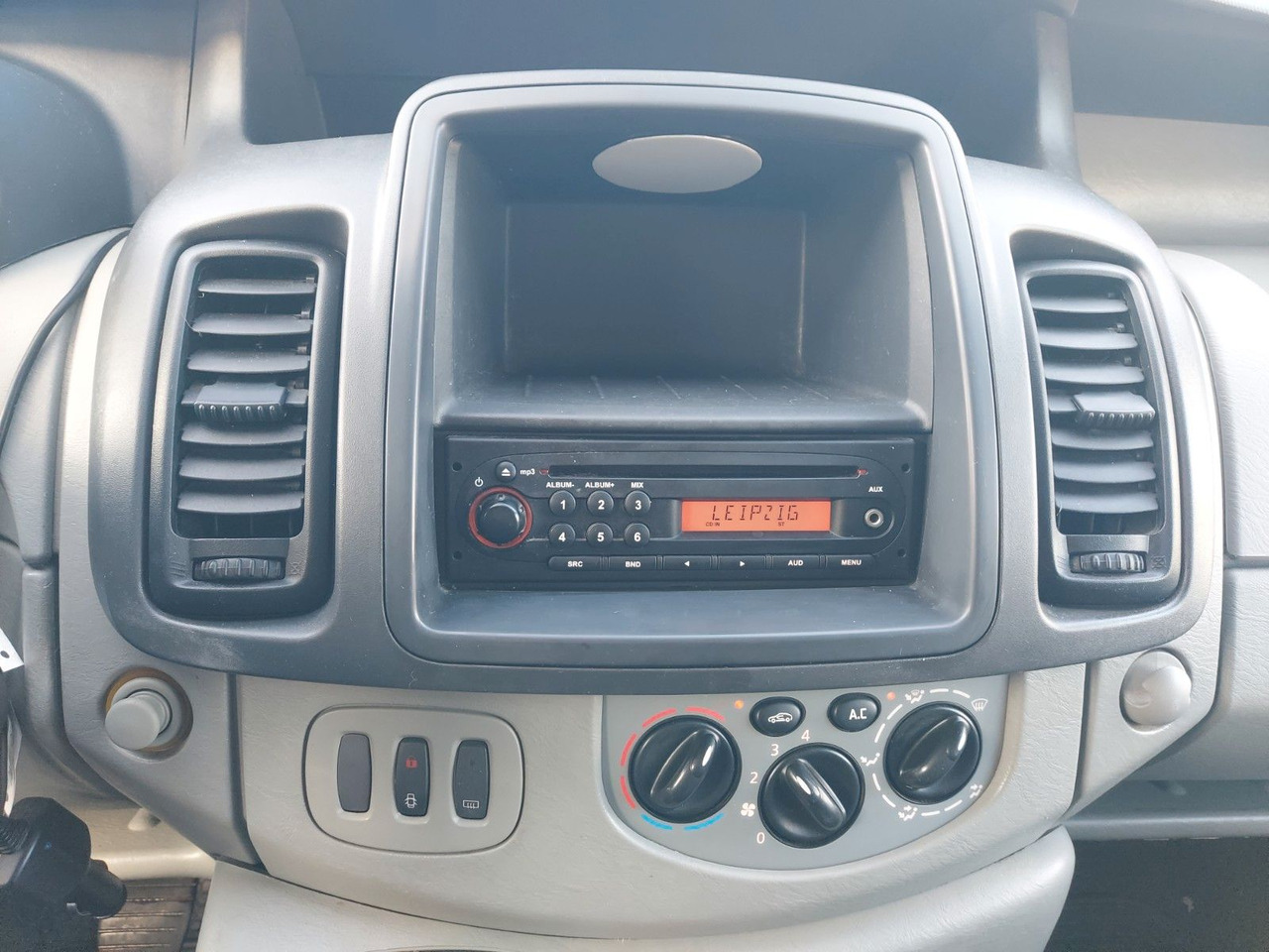 Kisbusz Opel Vivaro Kasten Kombi L2H1 2,9t Klima: 14 kép. Kisbusz Opel Vivaro Kasten Kombi L2H1 2,9t Klima: 14 kép.