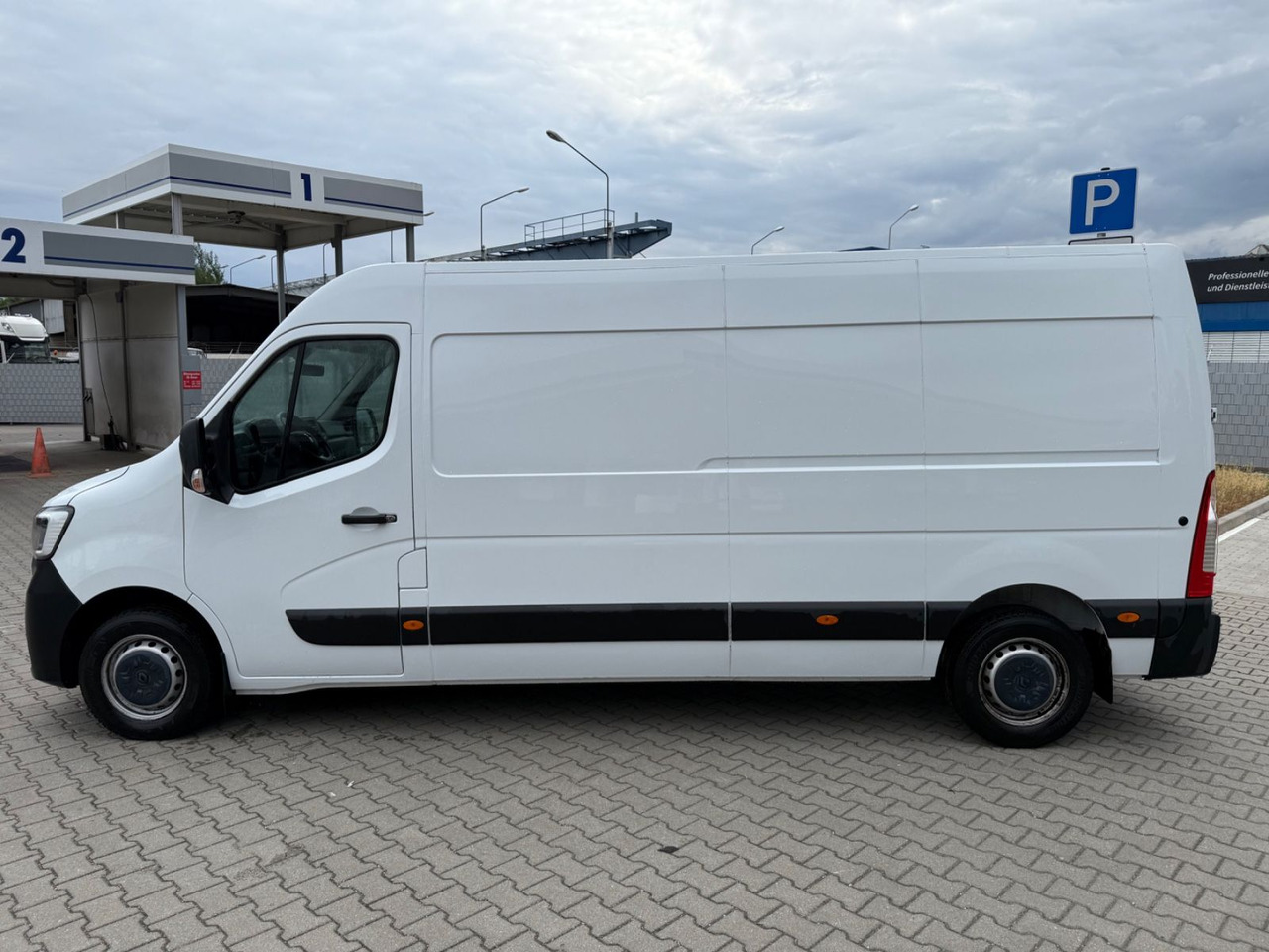 Renault Master III Kasten L3H2 HKa 3,5t KLIMA - Kisbusz: 2 kép. Renault Master III Kasten L3H2 HKa 3,5t KLIMA - Kisbusz: 2 kép.