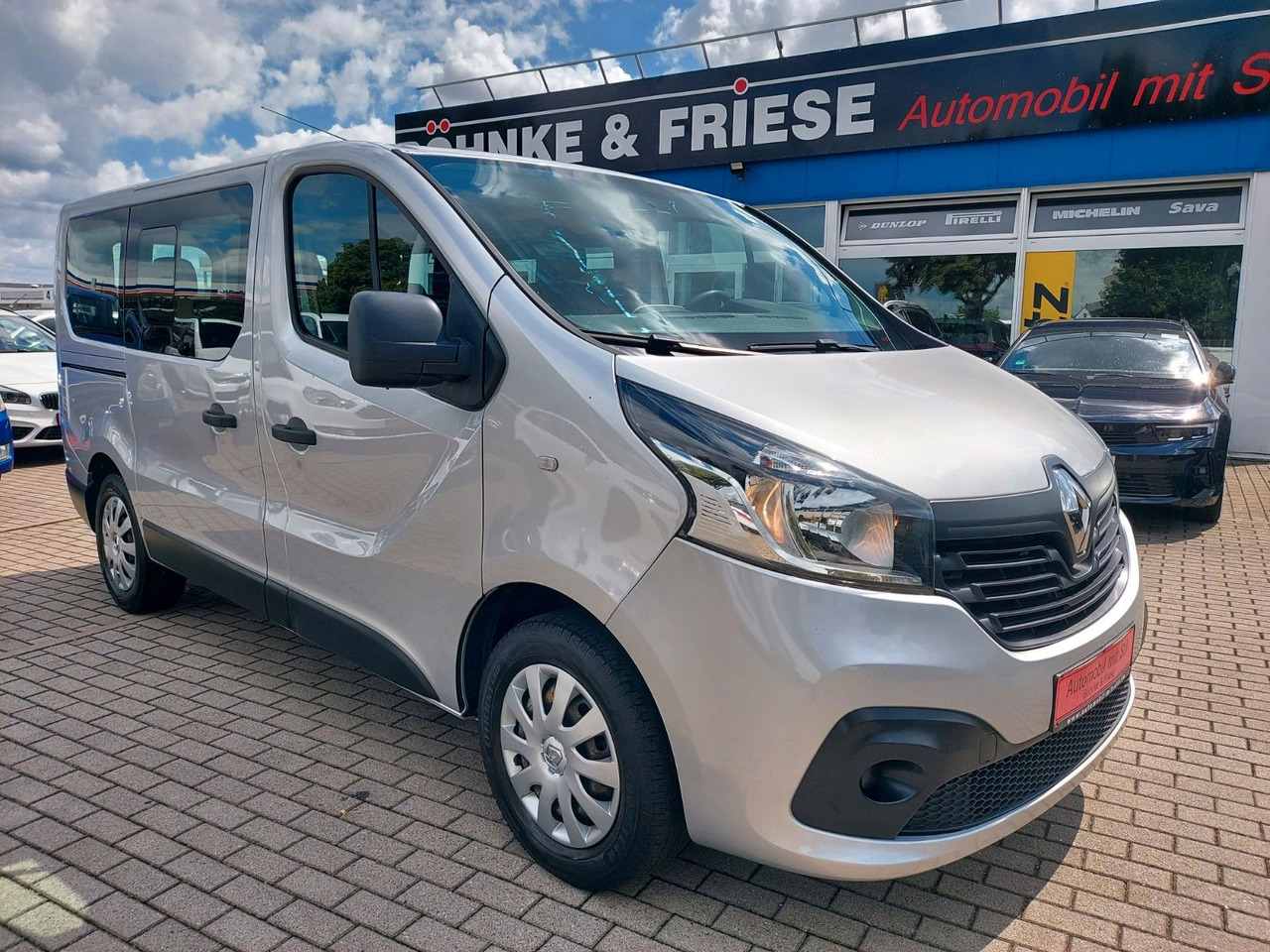 Renault Trafic Combi L1H1 2,7t Expression Klima - Kisbusz: 2 kép. Renault Trafic Combi L1H1 2,7t Expression Klima - Kisbusz: 2 kép.