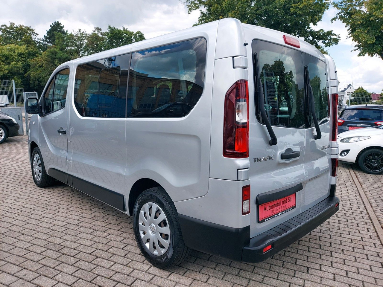 Renault Trafic Combi L1H1 2,7t Expression Klima - Kisbusz: 5 kép. Renault Trafic Combi L1H1 2,7t Expression Klima - Kisbusz: 5 kép.