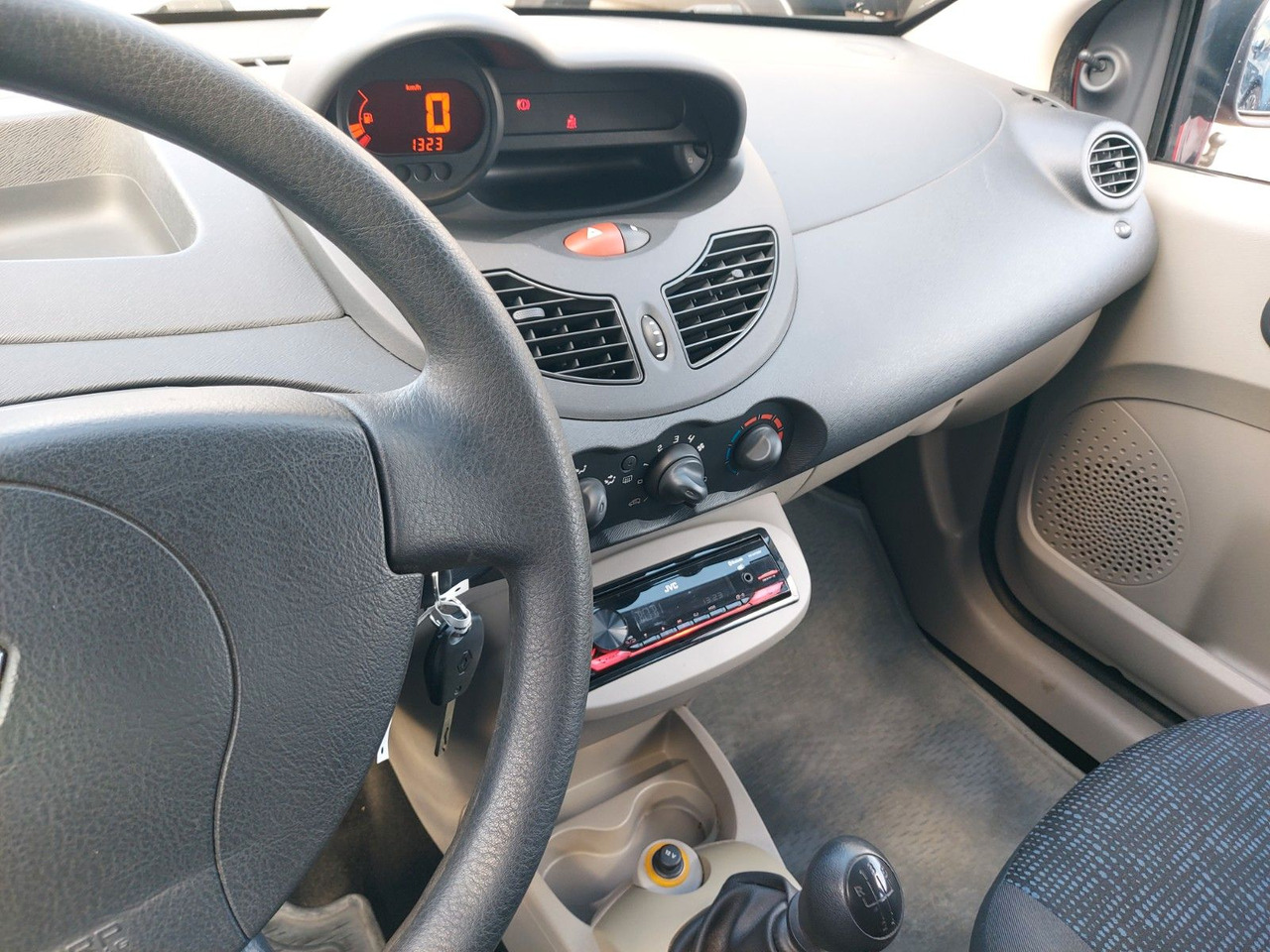 Autó Renault Twingo Authentique DAB nur 37000km: 10 kép. Autó Renault Twingo Authentique DAB nur 37000km: 10 kép.