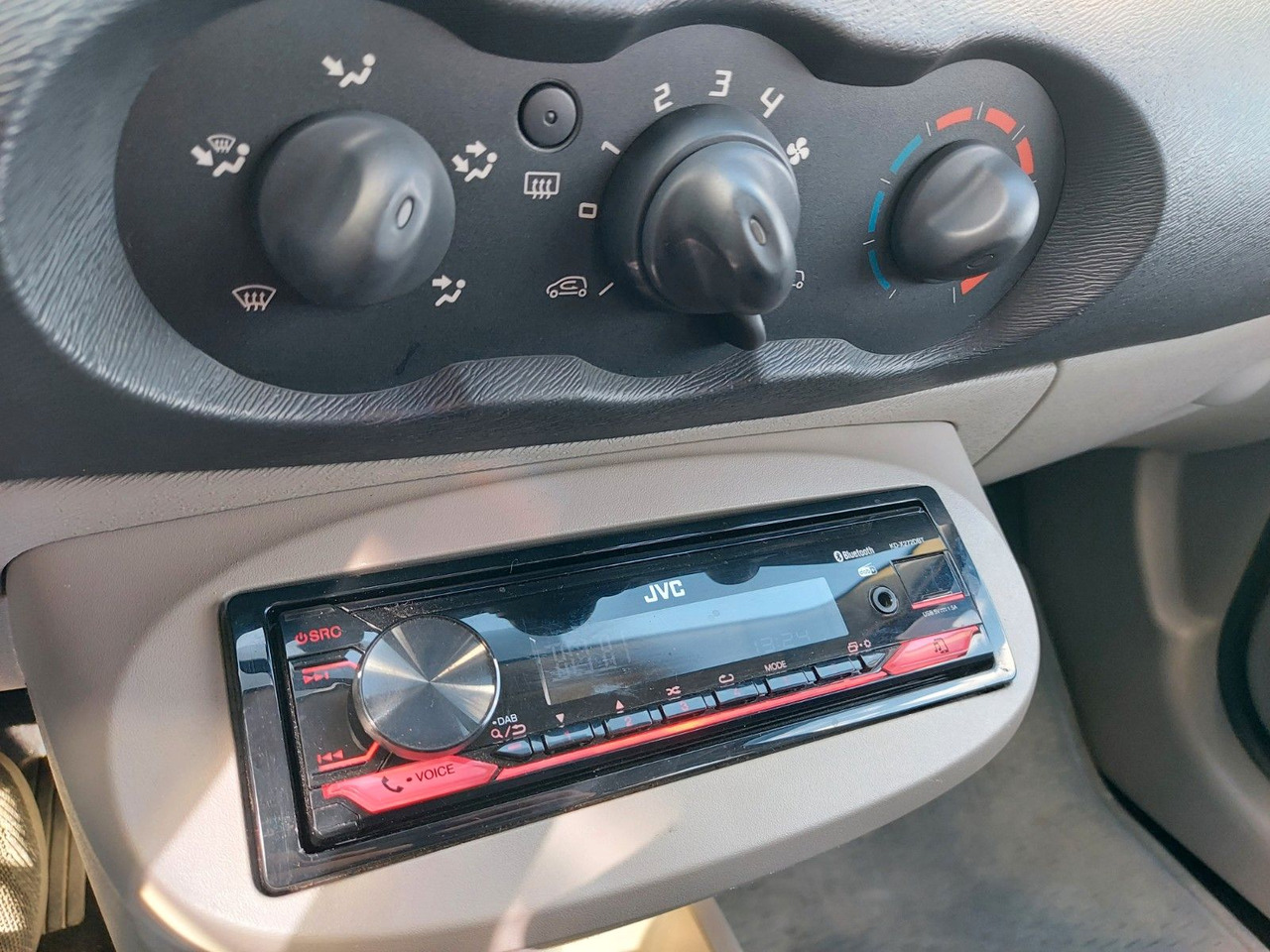 Autó Renault Twingo Authentique DAB nur 37000km: 13 kép. Autó Renault Twingo Authentique DAB nur 37000km: 13 kép.