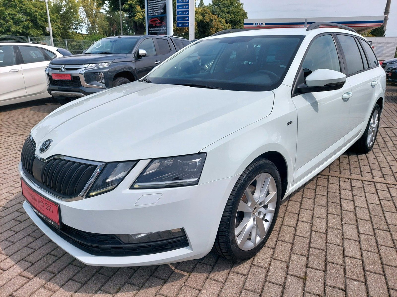Skoda Octavia Combi Drive LED ACC Radar DAB 8xRad AHK - Kombi: 5 kép. Skoda Octavia Combi Drive LED ACC Radar DAB 8xRad AHK - Kombi: 5 kép.