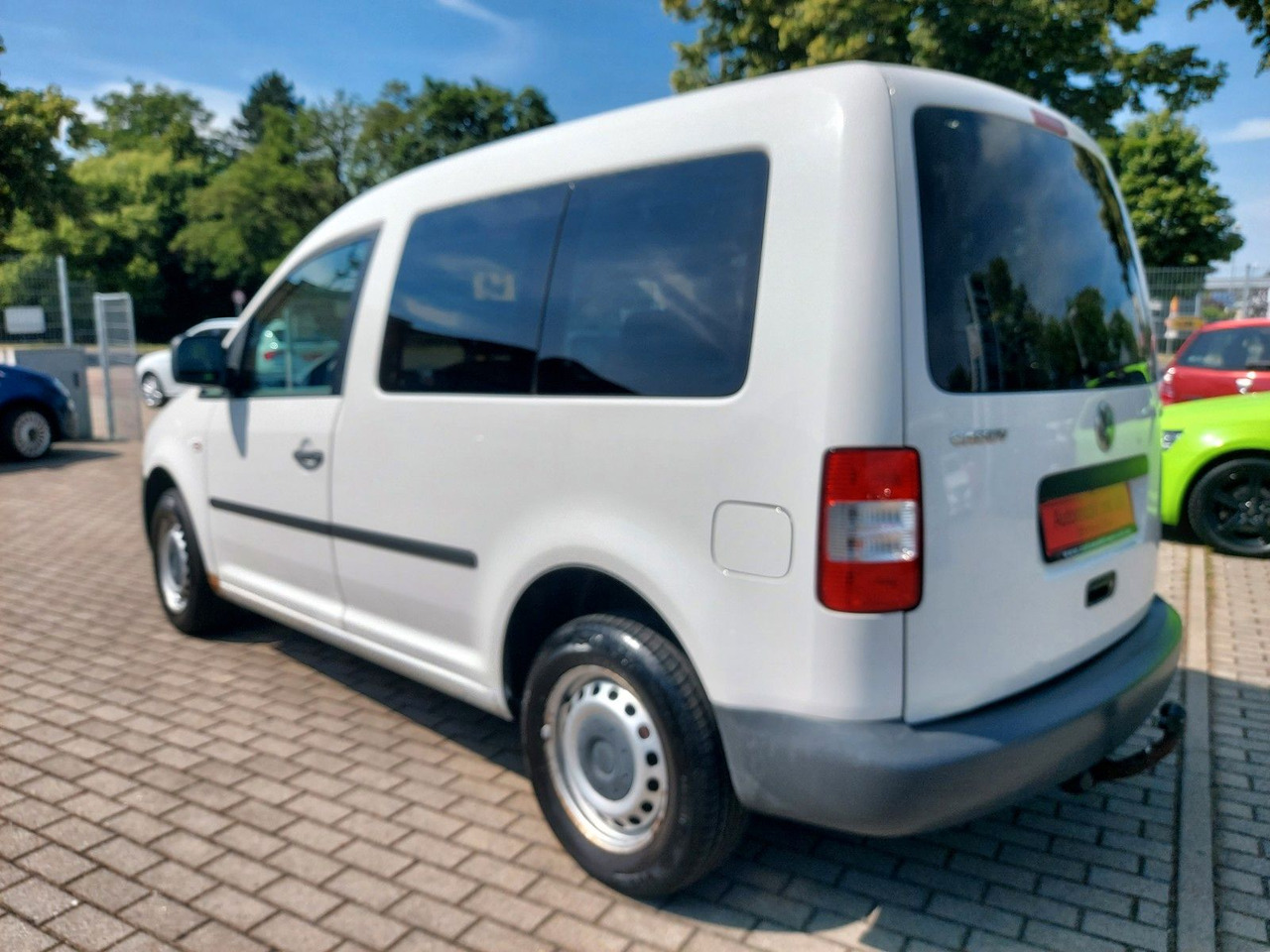 Volkswagen Caddy Kombi 1.9 Tdi Klima max. 5 Sitze AHK - Kisbusz: 5 kép. Volkswagen Caddy Kombi 1.9 Tdi Klima max. 5 Sitze AHK - Kisbusz: 5 kép.