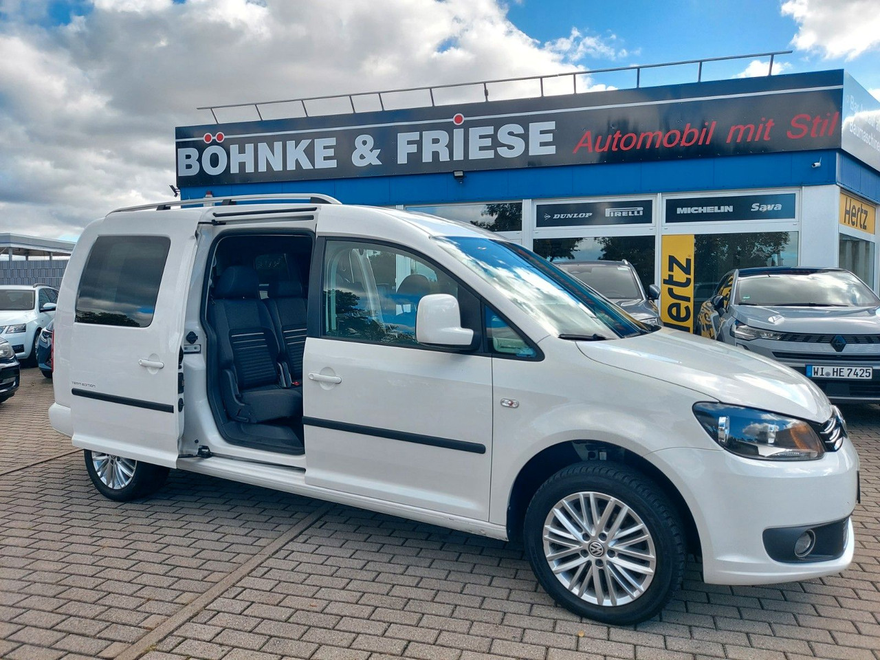 Volkswagen Caddy Kombi Maxi Comfortline 7 Sitze Team - Kisbusz: 1 kép. Volkswagen Caddy Kombi Maxi Comfortline 7 Sitze Team - Kisbusz: 1 kép.