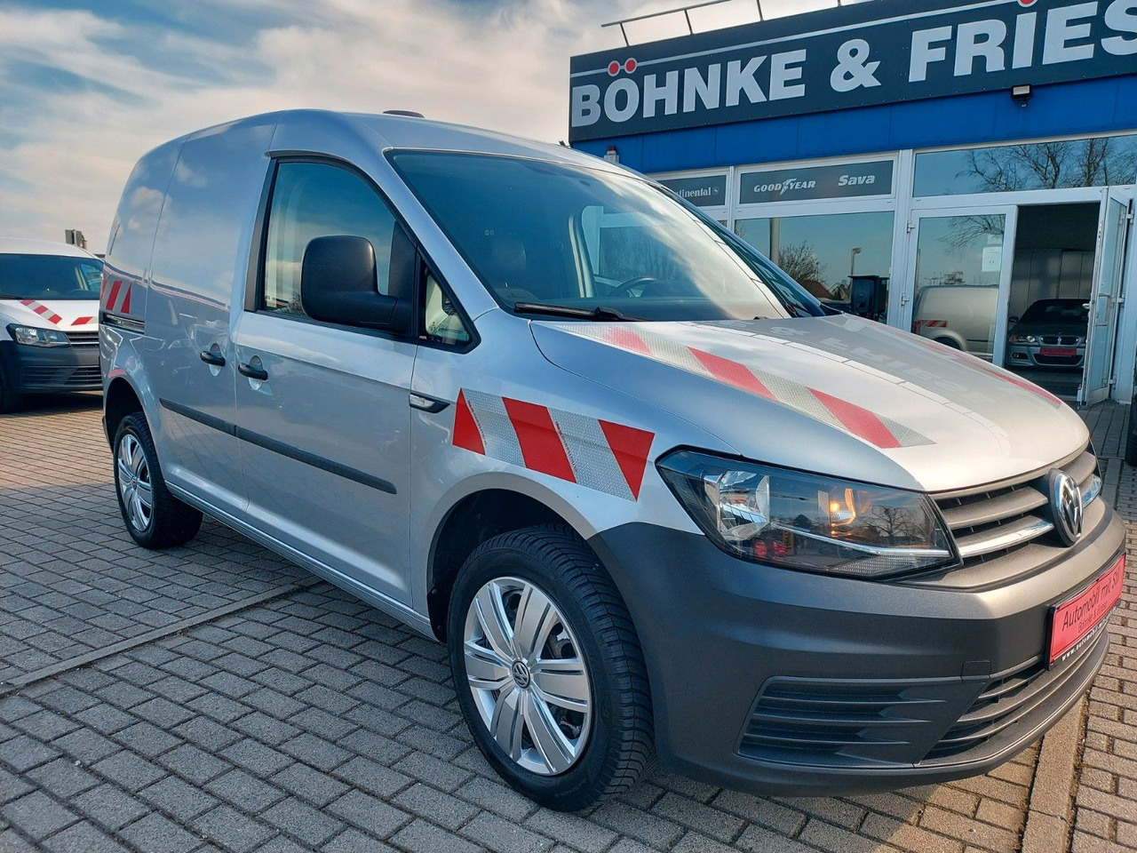 Volkswagen Caddy Nfz Kasten BMT 4Motion Navi Klima Standhei - Kisbusz: 3 kép. Volkswagen Caddy Nfz Kasten BMT 4Motion Navi Klima Standhei - Kisbusz: 3 kép.