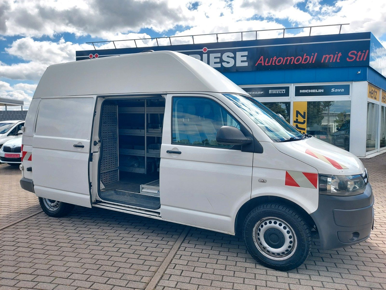 Volkswagen T5 Transporter Kasten Kombi Hoch lang Camper - Kisbusz: 1 kép. Volkswagen T5 Transporter Kasten Kombi Hoch lang Camper - Kisbusz: 1 kép.