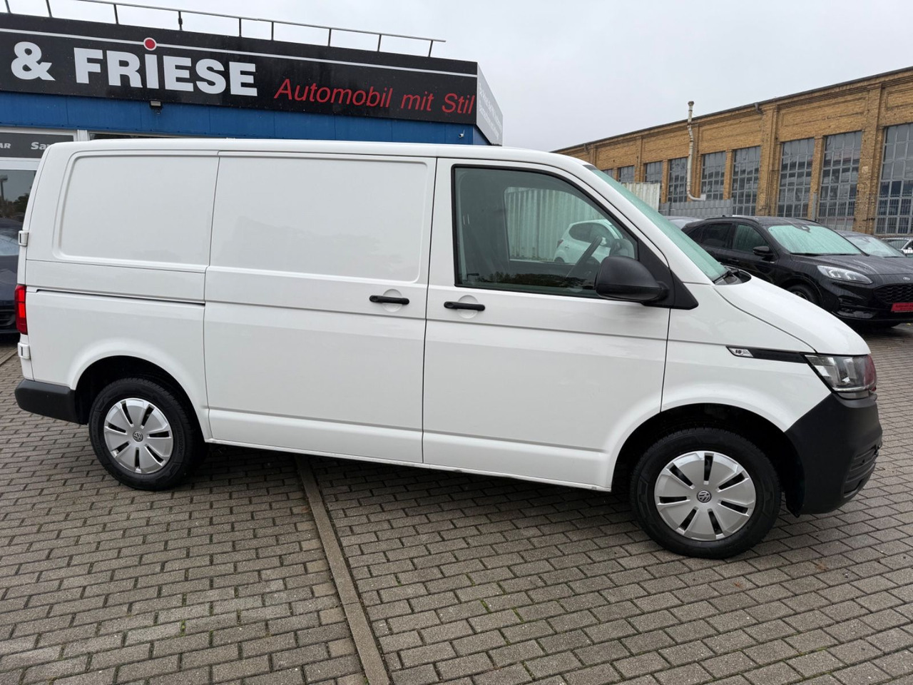 Volkswagen T6.1 Transporter Kasten DSG SHZ PDC - Kisbusz: 2 kép. Volkswagen T6.1 Transporter Kasten DSG SHZ PDC - Kisbusz: 2 kép.