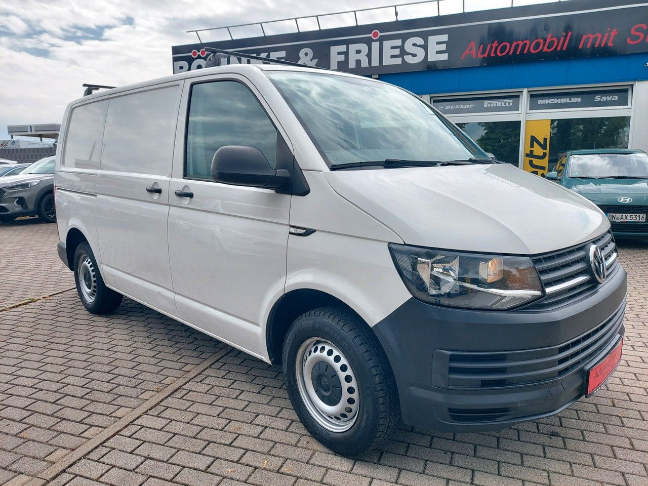 Volkswagen T6 Transporter Kasten-Kombi Kasten EcoProfi - Kisbusz: 2 kép. Volkswagen T6 Transporter Kasten-Kombi Kasten EcoProfi - Kisbusz: 2 kép.