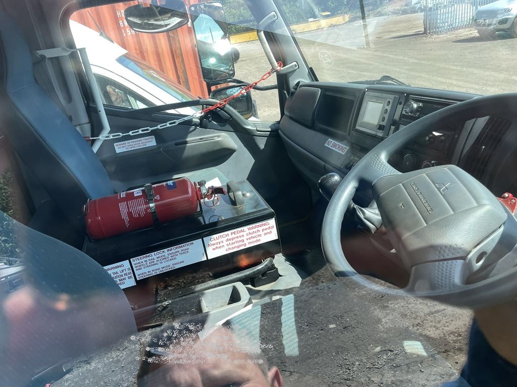 Mitsubishi Fusso - Dobozos felépítményű teherautó: 4 kép. Mitsubishi Fusso - Dobozos felépítményű teherautó: 4 kép.