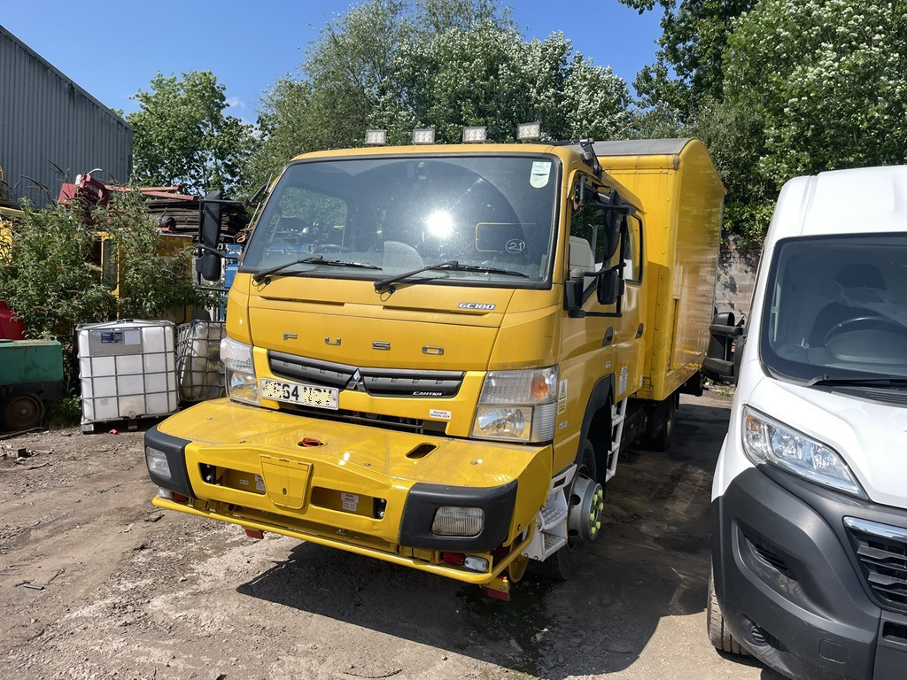 Mitsubishi Fusso - Dobozos felépítményű teherautó: 2 kép. Mitsubishi Fusso - Dobozos felépítményű teherautó: 2 kép.