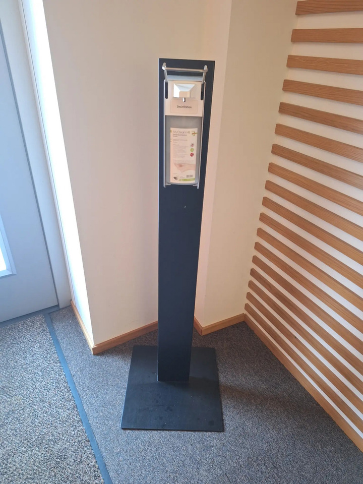 1 Stk. Desinfektionsmittelständer (Fetter) - Szerszám/ Felszerelés: 1 kép. 1 Stk. Desinfektionsmittelständer (Fetter) - Szerszám/ Felszerelés: 1 kép.