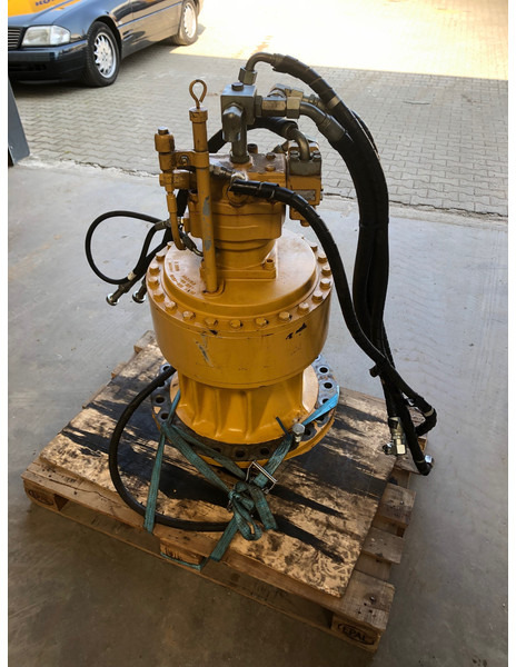 Caterpillar 336 Swing Drive OEM 3332958 - Fordító motor: 2 kép. Caterpillar 336 Swing Drive OEM 3332958 - Fordító motor: 2 kép.
