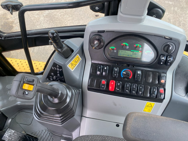 Caterpillar 432F2 NVT - Kotrórakodó: 4 kép. Caterpillar 432F2 NVT - Kotrórakodó: 4 kép.