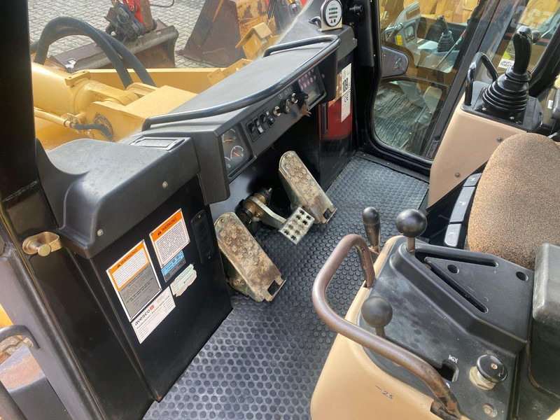 Caterpillar 953 C - Lánctalpas homlokrakodó: 5 kép. Caterpillar 953 C - Lánctalpas homlokrakodó: 5 kép.