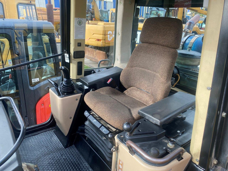 Caterpillar 953 C - Lánctalpas homlokrakodó: 4 kép. Caterpillar 953 C - Lánctalpas homlokrakodó: 4 kép.