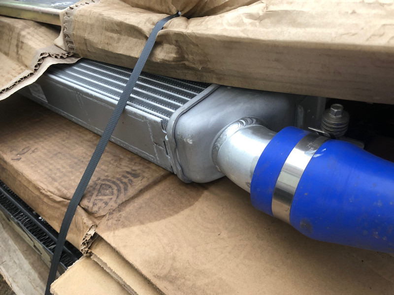 Caterpillar CAT 323D aftercooler OEM 4530619 - Köztes hűtő: 1 kép. Caterpillar CAT 323D aftercooler OEM 4530619 - Köztes hűtő: 1 kép.