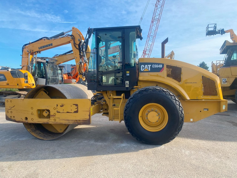 Caterpillar CS64B NVT - Henger: 2 kép. Caterpillar CS64B NVT - Henger: 2 kép.